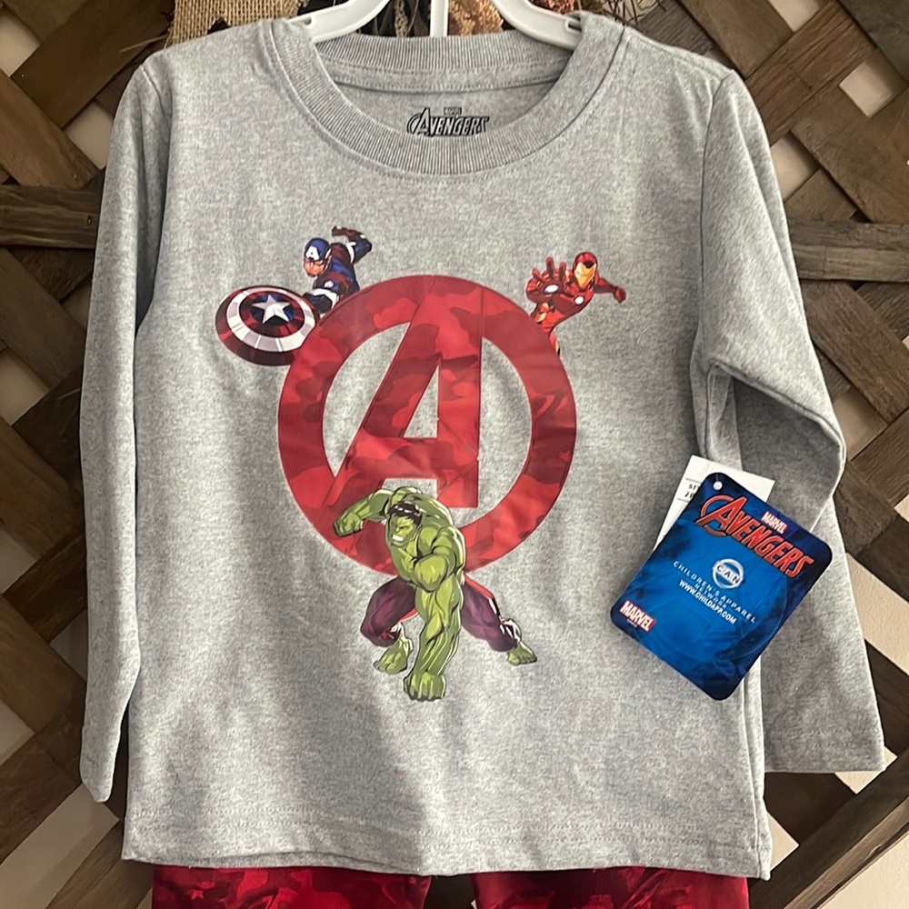 NWT Marvel The Avengers Little Boys 2 pc Outfit Size 4T